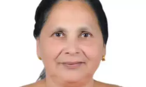 ലോറിയിടിച്ച് വീട്ടമ്മയ്ക്ക് ദാരുണാന്ത്യം; അപകടം പള്ളിയിലേക്ക് പോകുന്നതിനിടെ; ദാരുണ സംഭവം ഇടുക്കിയിൽ