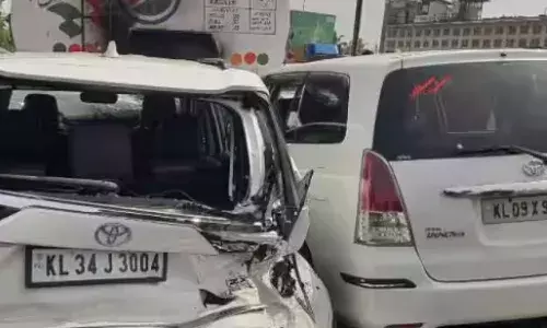 ഇന്നോവ കാറിലേക്ക് മറ്റൊരു കാർ ഇടിച്ചുകയറി; അപകടം സിഗ്നലിൽ കാർ നിർത്തിയിട്ടപ്പോൾ; ഏഴ് പേർക്ക് പരിക്ക്; സംഭവം പാലക്കാട്