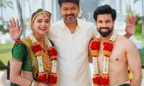 ഞങ്ങളുടെ സ്വപ്നനായകന്‍ ഞങ്ങളുടെ സ്വപ്ന വിവാഹത്തില്‍ പങ്കെടുത്തപ്പോള്‍...;  വിജയ്‌ക്കൊപ്പമുള്ള ചിത്രം പങ്കുവെച്ച് കീര്‍ത്തി സുരേഷ്