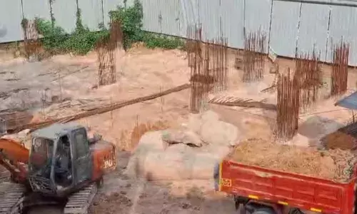 കൊച്ചി മെട്രോ സ്റ്റേഷന്‍ നിര്‍മാണത്തിനിടെ അപകടം;  മണ്ണുമാന്തി യന്ത്രം പിന്നിലേക്ക് എടുത്തപ്പോള്‍ വാഹനങ്ങള്‍ക്ക് ഇടയില്‍പ്പെട്ടു; ആലുവ സ്വദേശിയായ ലോറി ഡ്രൈവര്‍ക്ക് ദാരുണാന്ത്യം