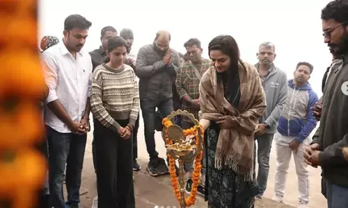 പൂര്‍ണ്ണമായും വാരണാസിയില്‍ ഷൂട്ട് ചെയ്യുന്ന ആദ്യ മലയാള ചിത്രം; ഇന്ദ്രന്‍സും മധുബാലയും കേന്ദ്ര കഥാപാത്രങ്ങള്‍; വര്‍ഷാ വാസുദേവിന്റെ ചിത്രത്തിന്റെ ഷൂട്ടിങ് തുടങ്ങി