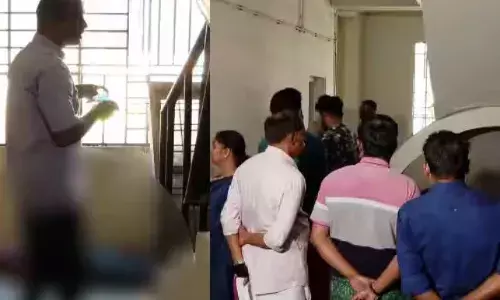 സ​ഹ​ക​ര​ണ ബാ​ങ്കി​ന് മു​ന്നി​ല്‍ നി​ക്ഷേ​പ​കനെ തൂങ്ങിമരിച്ച നിലയിൽ കണ്ടെത്തി; നി​ക്ഷേ​പ തു​ക തി​രി​കെ നൽകാത്തതിൽ വിഷമം; ആത്മഹത്യാകുറിപ്പ് കണ്ടെത്തി; വ്യപക പ്രതിഷേധം; ദാരുണ സംഭവം ഇടുക്കിയിൽ