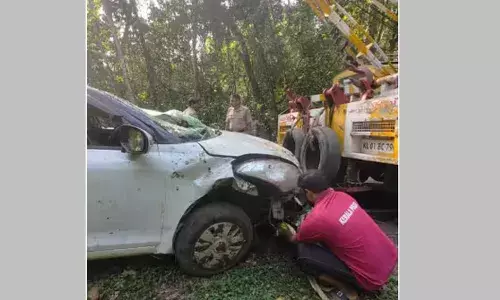 ശബരിമല തീര്‍ഥാടകരുടെ കാര്‍ മറിഞ്ഞ് ഒരാള്‍ മരിച്ചു; രണ്ടുപേര്‍ക്ക് ഗുരുതര പരിക്കേറ്റു; അപകടത്തില്‍ പെട്ടത് ചങ്ങനാശേരി സ്വദേശികള്‍; കാര്‍ മറിഞ്ഞത് അട്ടത്തോടിനും ചാലക്കയത്തിനും ഇടയില്‍