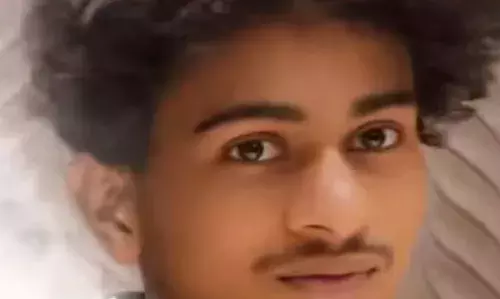 തടി കയറ്റിവന്ന ലോറിയിടിച്ച് അപകടം; ബൈക്ക് യാത്രികനായ വിദ്യാർത്ഥിയ്ക്ക് ദാരുണാന്ത്യം; സംഭവം തൃശൂരിൽ