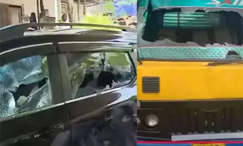 വിവാഹ ഡ്രസ് കോഡിന് പണം നല്‍കിയില്ല; വീട്ടുമുറ്റത്ത് നിര്‍ത്തിയിട്ട എട്ടു വാഹനങ്ങള്‍ അടിച്ചു; 15 പേരുള്ള സംഘം ആയുധങ്ങളുമായി എത്തിയെന്ന് മന്‍സൂര്‍