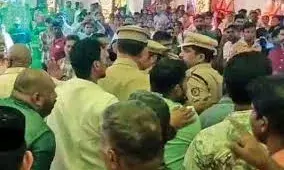 മുളന്തുരുത്തി മാര്‍ത്തോമ്മന്‍ പള്ളിയില്‍ യാക്കോബായ-ഓര്‍ത്തഡോക്‌സ് വിഭാഗങ്ങള്‍ തമ്മിലുണ്ടായ സംഘര്‍ഷത്തിനിടെ പോലീസിന് നേരേ ആക്രമണം; സിഐയ്ക്ക് മുഖത്ത് അടി കൊണ്ടു; കേസെടുത്ത് പോലീസ്