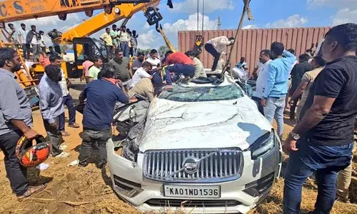 അവധിക്കാലം ആഘോഷിക്കാന്‍ പുതിയ കാറില്‍ ഉല്ലാസത്തോടെ പോകുന്നതിനിടെ ദുരന്തം തേടിയെത്തി; ബെംഗളൂരു-തുമക്കുരു ദേശീയ പാതയില്‍ കാറിന് മുകളിലേക്ക് കണ്ടെയ്‌നര്‍ ലോറി മറിഞ്ഞ് രണ്ടുകുട്ടികള്‍ അടക്കം ആറുപേര്‍ക്ക് ദാരുണാന്ത്യം; അപകടം ഒരേദിശയില്‍ സഞ്ചരിക്കുമ്പോള്‍