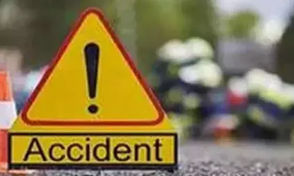 ആശുപത്രിയിലേക്ക് പോവുന്നതിനിടെ അപകടം; കാർ നിയന്ത്രണം വിട്ട് നേരെ ഫ്രൂട്ട്സ് കടയിലേക്ക് ഇടിച്ചുകയറി; ആർക്കും പരിക്കില്ല; സംഭവം തൃശൂരിൽ