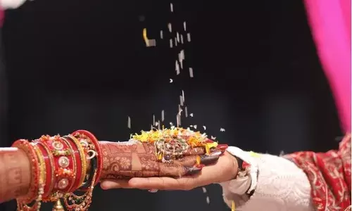 12 വര്‍ഷത്തെ പ്രണയത്തിനെടുവില്‍ കല്ല്യാണം; വിവാഹബന്ധത്തിലിരിക്കെ മറ്റൊരാളുമായി പ്രണയം; വിവാഹബന്ധം വേര്‍പ്പെടുത്തി യുവതിയെ കാമുകന് കല്ല്യാണം കഴിപ്പിച്ച് കൊടുത്ത് യുവാവ്