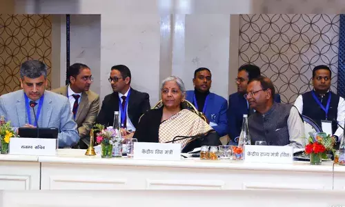 ആരോഗ്യ -ലൈഫ് ഇന്‍ഷുറന്‍സ് പ്രീമിയം നികുതി ഭാരം തല്‍ക്കാലം തുടരും; ജി എസ് ടി നിരക്കുകള്‍ ഉടന്‍ കുറയ്ക്കില്ല; തീരുമാനം മാറ്റി വച്ച് ജി എസ് ടി കൗണ്‍സില്‍; ഭക്ഷണ വിതരണ കമ്പനികളുടെ ഡെലിവറി ചാര്‍ജിനുള്ള ജിഎസ്ടിയിലും തീരുമാനം മാറ്റി