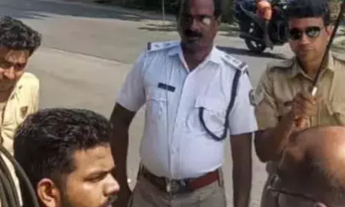 കൈ കാണിച്ചിട്ടും സ്വകാര്യ ബസ് നിര്‍ത്താതെ പാഞ്ഞു; പിന്തുടർന്ന് പിടികൂടി പോലീസ്; ഒടുവിൽ കൃതിക യെ കസ്റ്റഡിയിലെടുത്തു; കേസും പിഴയും ചുമത്തി; സംഭവം കോഴിക്കോട്