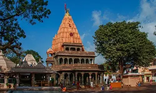 ക്ഷേത്ര ഭക്ഷണശാലയിലെ യന്ത്രത്തില്‍ ഷാള്‍ കുടുങ്ങി അപകടം; രക്ഷിക്കാൻ ശ്രമിച്ചിട്ടും കഴിഞ്ഞില്ല; യുവതിയ്ക്ക് ദാരുണാന്ത്യം; സംഭവം മധ്യപ്രദേശിൽ