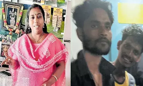 ട്രെയിനില്‍ തൂങ്ങിക്കിടന്ന് രണ്ട് യുവാക്കള്‍;  ഇരുവരുടേയും മുടിക്ക് കുത്തിപ്പിടിച്ചു വലിച്ച് ജീവിതത്തിലേക്ക് തിരികെ കയറ്റി ശ്രീവിദ്യ