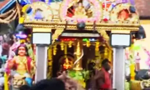 ആറന്മുളയില്‍ നിന്നും തങ്ക അങ്കി ഘോഷയാത്ര തുടങ്ങി; ഘോഷയാത്രക്ക് 29 ഇടങ്ങളില്‍ സ്വീകരണം: ബുധനാഴ്ച വൈകിട്ട് സന്നിധാനത്ത് എത്തും