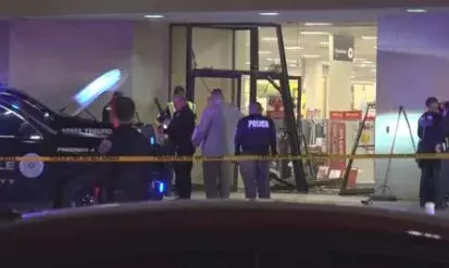 അടിച്ച് ലക്ക് കെട്ട് ട്രെക്ക് മാളിനുള്ളിലേക്ക് ഇടിച്ചുകയറ്റി; ഗ്ലാസ് തകർത്ത് ആൾക്കൂട്ടത്തിനിടയിലേക്ക്; എല്ലാവരും നിലവിളിച്ച് ചിതറിയോടി; നിരവധിപ്പേർക്ക് പരിക്ക്; സംഭവം ടെക്സാസിൽ