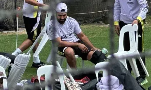 ബോക്സിങ് ഡേ ടെസ്റ്റ്; ഇന്ത്യക്ക് കനത്ത തിരിച്ചടി; പരിശീലനത്തിനിടെ രോഹിത്ത് ശർമ്മയ്ക്ക് പരിക്ക്; കാൽമുട്ടിനേറ്റ പരിക്ക് ഗുരുതരം ?; മെൽബണിൽ കളിക്കുന്ന കാര്യം സംശയത്തിൽ ?