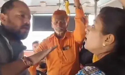 മദ്യപിച്ച് ബസില്‍ കയറി; സീറ്റില്‍ നിന്ന് എഴുന്നേല്‍ക്കുന്നതിനിടെ യുവതിയോട് മോശമായി പെരുമാറി; ശല്യം ചെയ്തതിന് 26 തവണ അടി നല്‍കി യുവതി; വീഡിയോ വൈറല്‍