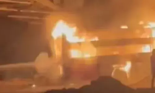 ഓടിക്കൊണ്ടിരുന്ന സ്ലീപ്പർ ബസിന് തീ പിടിച്ചു; ഒട്ടും പതറാതെ ധൈര്യത്തോടെ നേരിട്ട് ഡ്രൈവർ; 34 യാത്രക്കാരും സേഫ്; അത്ഭുത രക്ഷപ്പെടൽ; ഞെട്ടിപ്പിക്കുന്ന സംഭവം മുംബൈയിൽ