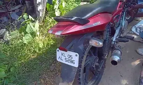 സൈലന്‍സറില്‍ രൂപമാറ്റം: കാതടിപ്പിക്കുന്ന ശബ്ദവും മൂന്നു പേരും; ബൈക്ക് പോലീസ് പിന്തുടര്‍ന്നു പിടികൂടി