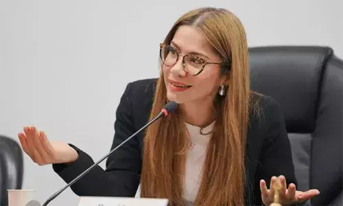 ചര്‍ച്ച ആരോഗ്യസംരക്ഷണത്തെക്കുറിച്ച്; പാര്‍ലമെന്റില്‍ ഇ-സിഗരറ്റ് വലിച്ച് കൊളംബിയന്‍ എം.പി; വിവാദമായതോടെ മാപ്പു പറഞ്ഞു കാത്ത ജുവിയാനോ