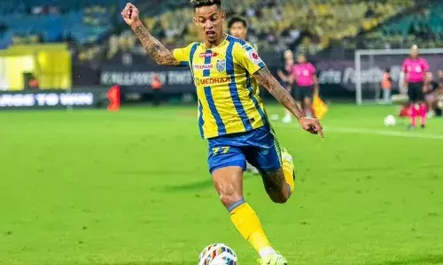 തിരിച്ചു വരവ് ഗംഭീരമാക്കി കേരള ബ്ലാസ്റ്റേഴ്സ്; സ്വന്തം തട്ടകത്തില്‍ മുഹമ്മദന്‍ എസ്സിയെ മറുപടിയില്ലാത്ത 3 ഗോളുകള്‍ക്ക് തകര്‍ത്ത് കൊമ്പന്‍മാര്‍