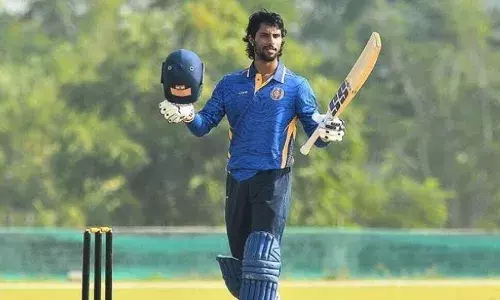 തുടർച്ചയായി മോശം പ്രകടനം; തിലക് വർമയുടെ ഫോം മുംബൈ ഇന്ത്യൻസിന് തലവേദനയാകുമോ ?; വിജയ് ഹസാരെ ട്രോഫിയിൽ മുംബൈ-ഹൈദരാബാദ് മത്സരം ആവേശകരമായ അന്ത്യത്തിലേക്ക്‌; ജയത്തിനായി ശ്രേയസ് അയ്യരുടെ ചെറുത്ത് നിൽപ്പ്