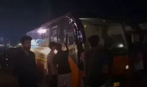 വടകരയിൽ നിർത്തിയിട്ടിരുന്ന കാരവനിൽ രണ്ടു മൃതദേഹങ്ങൾ; ഒരാൾ പടിയിലും മറ്റൊരാൾ വാഹനത്തിനുള്ളിലും; വാഹനത്തിന് പൊന്നാനി റജിസ്ട്രേഷൻ; അന്വേഷണം ആരംഭിച്ച് പൊലീസ്