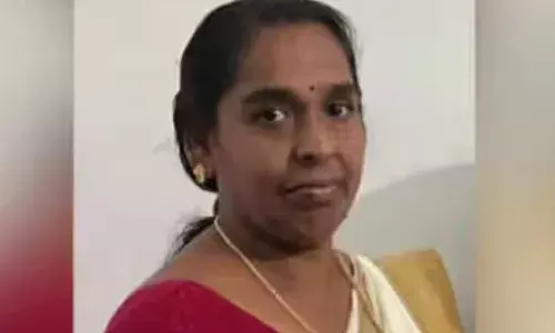 സ്കൂട്ടർ യാത്രയ്ക്കിടെ കഴുത്തിൽ ഷാൾ കുരുങ്ങി അപകടം; യുവതിക്ക് ദാരുണാന്ത്യം; സംഭവം കോഴിക്കോട്