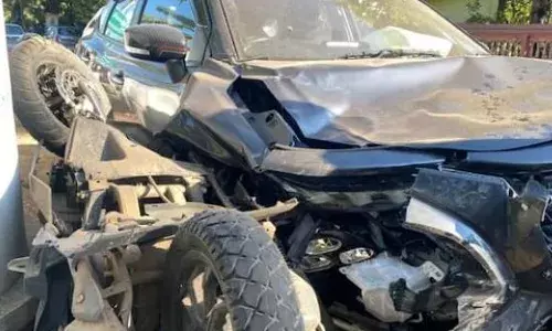 സംസ്ഥാന പാതയില്‍ സ്‌കൂട്ടറും കാറും കൂട്ടിയിടിച്ചു; സ്‌കൂട്ടര്‍ തലകീഴായി മറിഞ്ഞു; യാത്രക്കാർക്ക് പരിക്ക്