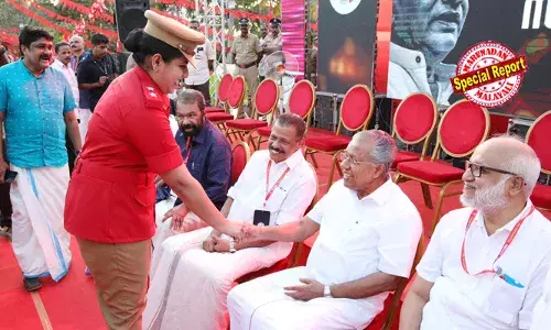 കൊള്ളാം കൊടു കൈ എന്ന് മുഖ്യമന്ത്രി; മേയര്‍ ധിക്കാരിയെന്ന് പാര്‍ട്ടിക്കാര്‍ തന്നെ വിമര്‍ശിക്കുന്നതിനിടെ ചുണക്കുട്ടിയായി റെഡ് വോളണ്ടിയര്‍ മാര്‍ച്ച് നയിച്ച് ആര്യ രാജേന്ദ്രന്‍; മുമ്പും വോളണ്ടിയറായ പരിചയമെന്ന് ആര്യ; വിവാദങ്ങള്‍ക്കിടെ ഷൈന്‍ ചെയ്ത് മേയര്‍