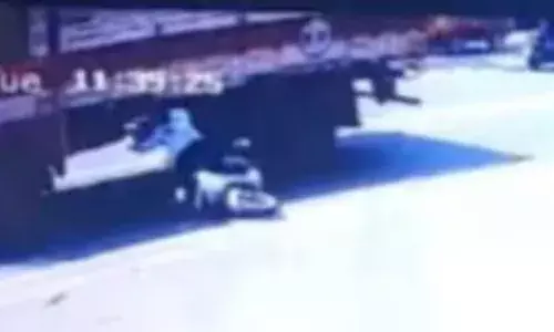 അമിത വേഗതയിലെത്തിയ ടിപ്പർ ബൈക്കിനെ ഓവർടേക്ക് ചെയ്യുന്നതിനിടെ അപകടം; റോഡിൽ തട്ടിയിട്ടു; പിന്നാലെ ടയറിനടിയിൽപ്പെട്ട് ഒരാൾക്ക് ദാരുണാന്ത്യം; സംഭവം തിരുവനന്തപുരത്ത്