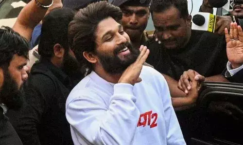 ഒരു പൊലീസ് ഓഫീസര്‍ നോക്കി നില്‍ക്കെ അല്ലു അര്‍ജുന്‍ സ്വിമ്മിങ് പൂളില്‍ മൂത്രമൊഴിക്കുന്നു; മര്യാദയില്ലാത്ത രംഗം, നിയമപാലകരുടെ സ്വത്വത്തെ തന്നെ ചോദ്യം ചെയ്യുന്ന, ബഹുമാനം തീരെയില്ലാത്ത രംഗം; അല്ലു അര്‍ജുനെതിരെ വീണ്ടും പരാതി; വിടാതെ വിവാദം