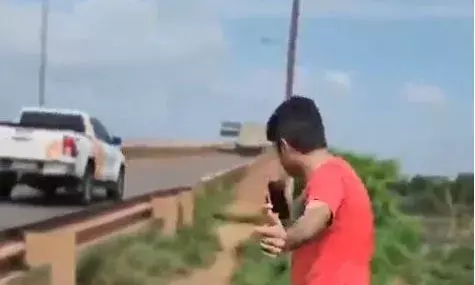 ഫോണിൽ വിള്ളൽ ചിത്രീകരിക്കുന്നതിനിടെ അപകടം; പാലം തകര്‍ന്നുവീണു; ഒരാൾക്ക് ദാരുണാന്ത്യം; നദിയിൽ ആസിഡും പരന്നു; ദൃശ്യങ്ങൾ പുറത്ത്; ജനങ്ങൾ പരിഭ്രാന്തിയിൽ; സംഭവം ബ്രസീലിൽ