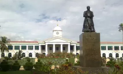 സെക്രട്ടറിയേറ്റിൽ വീണ്ടും അതിഥിയുടെ സന്ദർശനം; ജീവനക്കാർ പരിഭ്രാന്തിയിൽ; ഇത്തവണ ഇഴഞ്ഞുകയറിയത് അസി. എഞ്ചിനീയറുടെ ഓഫീസിൽ; പാമ്പിനെ അടിച്ചു കൊന്നു