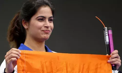 അവള്‍ തകര്‍ന്ന അവസ്ഥയിലാണ്; ഇന്ത്യക്കായി മെഡല്‍ നേടേണ്ടതില്ലായിരുന്നു എന്ന് അവള്‍ പറഞ്ഞു; മനുവിനെ ഷൂട്ടിങ് താരമാക്കുന്നതിന് പകരം ക്രിക്കറ്റര്‍ ആക്കിയാല്‍ മതിയായിരുന്നു; എല്ലാ പുരസ്‌കാരങ്ങളും അവളെ തേടിയെത്തുമായിരുന്നു: പ്രതികരണവുമായി റാം കിഷന്‍ ഭാക്കര്‍