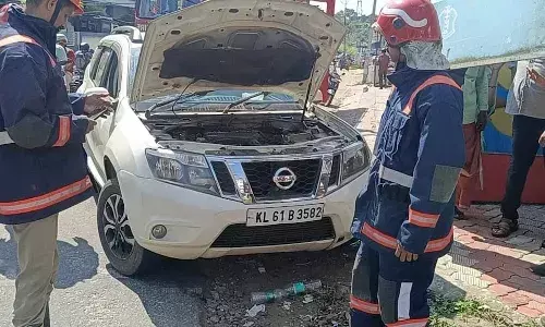 തൂങ്ങി മരിക്കാന്‍ ശ്രമിച്ചയാളുമായി ആശുപത്രിയിലേക്ക് പോയ കാറില്‍ നിന്ന് പുക ഉയര്‍ന്നു; മറ്റൊരു കാറില്‍ ആശുപത്രിയില്‍ എത്തിച്ചു; പക്ഷേ...,