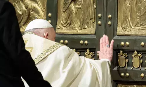 ദേവാലയങ്ങളില്‍ മണി മുഴങ്ങി; പ്രത്യാശയുടെ ദീപങ്ങള്‍ തെളിഞ്ഞു; തിരുപ്പിറവി ആഘോഷത്തില്‍ മുഴുകി വിശ്വാസികള്‍; യുദ്ധത്തില്‍ തകര്‍ക്കപ്പെട്ട സ്ഥലങ്ങളില്‍ പ്രത്യാശ പരക്കട്ടെ എന്ന് ഫ്രാന്‍സിസ് മാര്‍പ്പാപ്പ; വിശുദ്ധ കവാടം തുറന്നതോടെ വിശുദ്ധ വര്‍ഷാഘോഷങ്ങള്‍ക്കും തുടക്കമായി