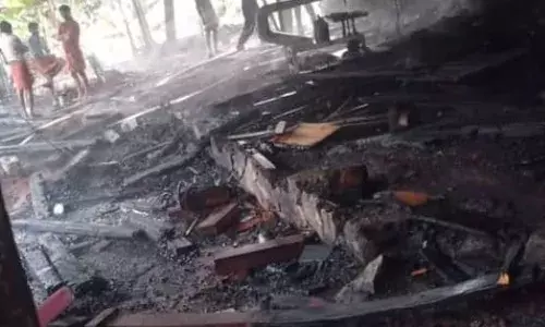 കോഴിക്കോട് ഫര്‍ണിച്ചര്‍ നിര്‍മാണ യൂണിറ്റിൽ തീപിടുത്തം; വന്‍ നാശനഷ്‌ടം; തീ നിയന്ത്രണ വിധേയമാക്കി; ഷോര്‍ട്ട് സര്‍ക്യൂട്ടെന്ന് പ്രാഥമിക നിഗമനം