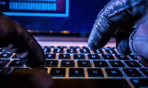 സൈബര്‍ സിബിഐ വിരിച്ച വലയില്‍ കുടുങ്ങിയത് കടമ്പനാട്ടുള്ള റിട്ട. ഐബി ഉദ്യോഗസ്ഥന്‍!; തട്ടിപ്പുകാരുടെ ഭീഷണിക്ക് വഴങ്ങി ഇട്ടു കൊടുത്തത് 48 ലക്ഷം രൂപ; ബന്ധുവായ ഐപിഎസുകാരന്‍ പോലും വിവരമറിഞ്ഞത് പണം കൊടുത്തതിന് ശേഷം; കേന്ദ്രഇന്റലിജന്‍സുകാരനെയും തട്ടിപ്പുകാര്‍ പറ്റിക്കുമ്പോള്‍