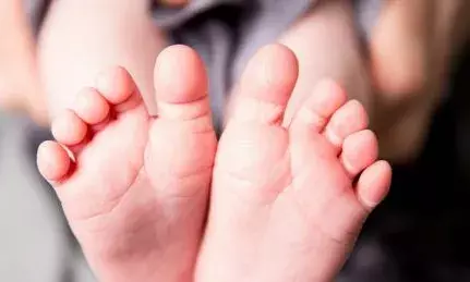 സ്കൂട്ടറിൽ നിന്ന് റോഡിലേക്ക് തെറിച്ചുവീണു; ലോറി കയറിയിറങ്ങി രണ്ടര വയസുകാരിക്ക് ദാരുണാന്ത്യം; സംഭവം തൃശൂരിൽ