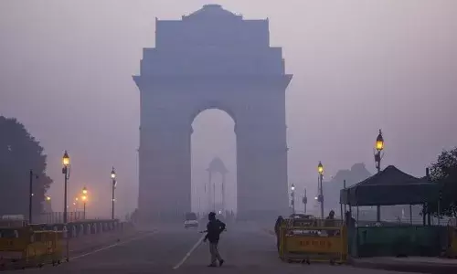 തണുത്തുവിറച്ച് രാജ്യതലസ്ഥാനം; താപനില ഏഴ് ഡിഗ്രി സെല്‍ഷ്യസില്‍; തീവണ്ടികള്‍ വൈകി; വായു ഗുണനിവലാരം തുടര്‍ച്ചയായ രണ്ടാം ദിവസവും മോശമായി തുടരുന്നു