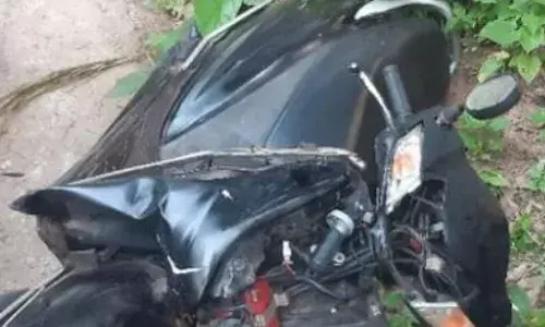 കാട്ടുപോത്ത് ആക്രമണം; സ്കൂട്ടർ യാത്രക്കാരായ രണ്ട് യുവാക്കൾക്ക് പരിക്ക്; ആശുപത്രിയിലേക്ക് മാറ്റി; സംഭവം കള്ളിക്കാട്