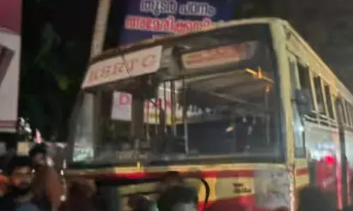 വീണ്ടും ജീവനെടുത്ത് വാഹനാപകടം; കെഎസ്ആർടിസി ബസും കാറും കൂട്ടിയിടിച്ച് അപകടം; ഒരാൾക്ക് ദാരുണാന്ത്യം; കുഞ്ഞിനടക്കം പരിക്ക്; സംഭവം പത്തനംതിട്ടയിൽ