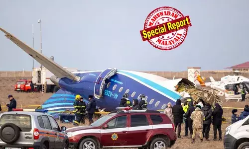 വിമാനത്തിന്റെ ഇന്ധനസംഭരണ ഭാഗത്തും ടെയില്‍ ഭാഗത്തുമുള്ള ദ്വാരങ്ങള്‍ സംശയകരം; മിസൈലിന്റെ കൂര്‍ത്തഭാഗം കൊണ്ടതാവാമെന്ന് വിദഗ്ധര്‍; കസാഖ്സ്ഥാനില്‍ 38 പേരുടെ ജീവനെടുത്ത വിമാനാപകടത്തില്‍ ദുരൂഹതയേറ്റി ചിത്രങ്ങള്‍; റഷ്യ വെടിവെച്ചിട്ടതോ? മിസൈല്‍ പ്രതിരോധമെന്ന് സൂചനകള്‍