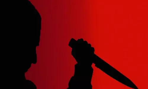 ഓണ്‍ലൈനില്‍ ടാക്‌സി ബുക്ക് ചെയ്ത് വഴിയില്‍ കാത്തു നിന്ന യുവതിയെ കുത്തിക്കൊന്നു; ആക്രമണത്തിന് ശേഷം സ്വയം കുത്തിപരുക്കേല്‍പ്പിച്ച യുവാവ് ആശുപത്രിയില്‍