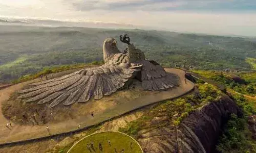 ക്രിസ്മസ്-പുതുവത്സര അവധിക്കാല തിരക്ക് മുതലെടുത്ത് ജടായുപാറ ടൂറിസ്റ് കേന്ദ്രം; മുന്നറിയിപ്പ് നൽകാതെ പ്രവേശന ഫീസ് വർദ്ധിപ്പിച്ചു; സന്ദർശനത്തിനെത്തിയവർ നിരക്ക് കേട്ട് ഞെട്ടി മടങ്ങി; താൽകാലിക വർദ്ധനവെന്ന് വിശദീകരണം