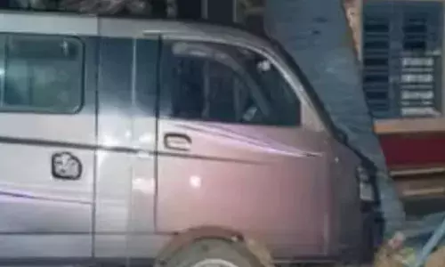 നിയന്ത്രണം വിട്ട് വാന്‍ ഹോട്ടലിലേക്ക് ഇടിച്ചുകയറി അപകടം; ഒരാൾക്ക് പരിക്ക്; ഡ്രൈവര്‍ ഉറങ്ങി പോയതെന്ന് സംശയം; സംഭവം കോഴിക്കോട്