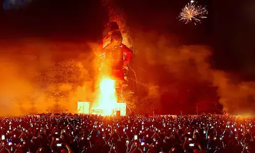 പുതുവത്സര ദിനത്തില്‍ കൊച്ചിയില്‍ രണ്ടിടത്ത് പാപ്പാഞ്ഞിയെ കത്തിക്കാം; 72 അടി ദൂരത്തില്‍ സുരക്ഷാ വേലി വേണം;  ഉപാധികളോടെ അനുമതി നല്‍കി ഹൈക്കോടതി