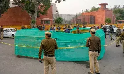 ഡൽഹിയിൽ പാർലമെൻ്റിന് മുന്നിൽ തീകൊളുത്തി ജീവനൊടുക്കാൻ ശ്രമിച്ച സംഭവം; യുവാവ് ചികിത്സയിലിരിക്കെ മരണത്തിന് കീഴടങ്ങി; കേസുകളിൽ നേരെ അന്വേഷണം നടത്തുന്നില്ലെന്ന് മരണമൊഴി; കണ്ണീരോടെ ഉറ്റവർ!