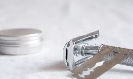 അച്ഛനുമായി വഴക്കിട്ടു; ദേഷ്യം കൺട്രോൾ ചെയ്യാൻ പറ്റിയില്ല; ഷേവിങ് സെറ്റ് എടുത്ത് വിഴുങ്ങി 20- കാരന്‍; ആശുപത്രിയിൽ പ്രവേശിപ്പിച്ചു; ഞെട്ടിപ്പിക്കുന്ന സംഭവം ഡൽഹിയിൽ